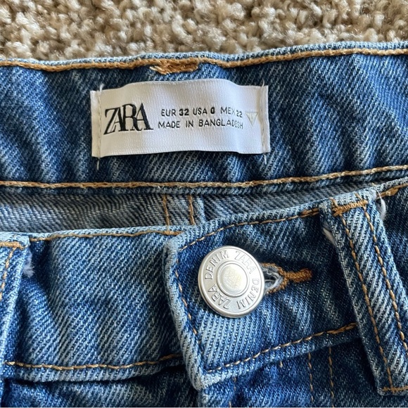 Zara Denim Shorts Women’s 0 Blue Medium Wash Distressed Cut off Raw Frayed Hem - Picture 2 of 14